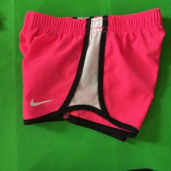 Nike - Picture 2 of 5